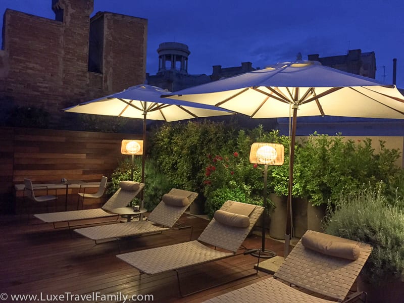 Evening-lounge-chairs-rooftop-Mercer-hotel-Barcelona
