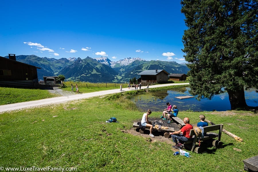 picnic-family-trekking-in-austria